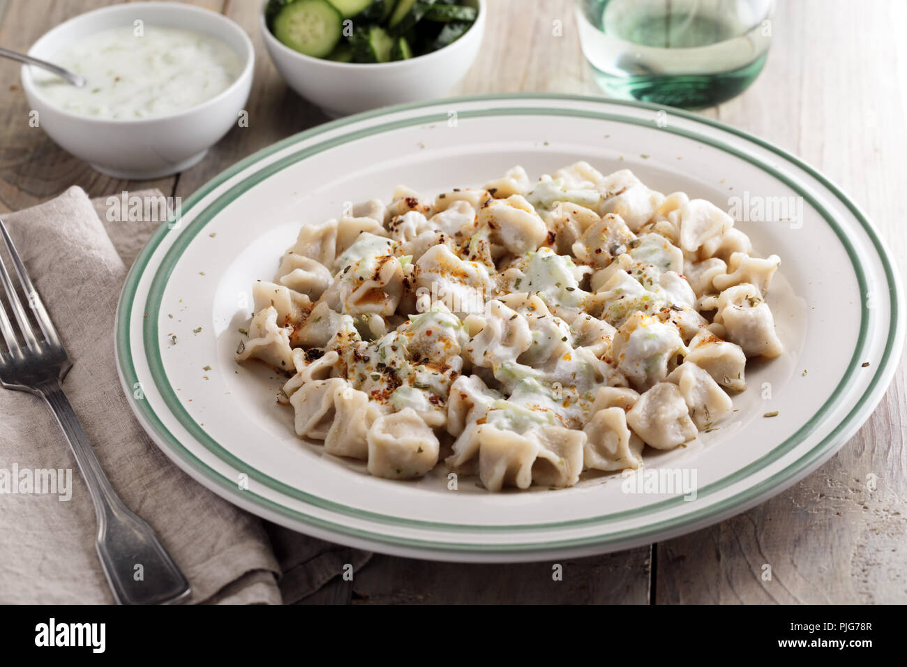 Bagno turco Gnocchi Manti con tzatziki, cetrioli, e spezie Foto Stock