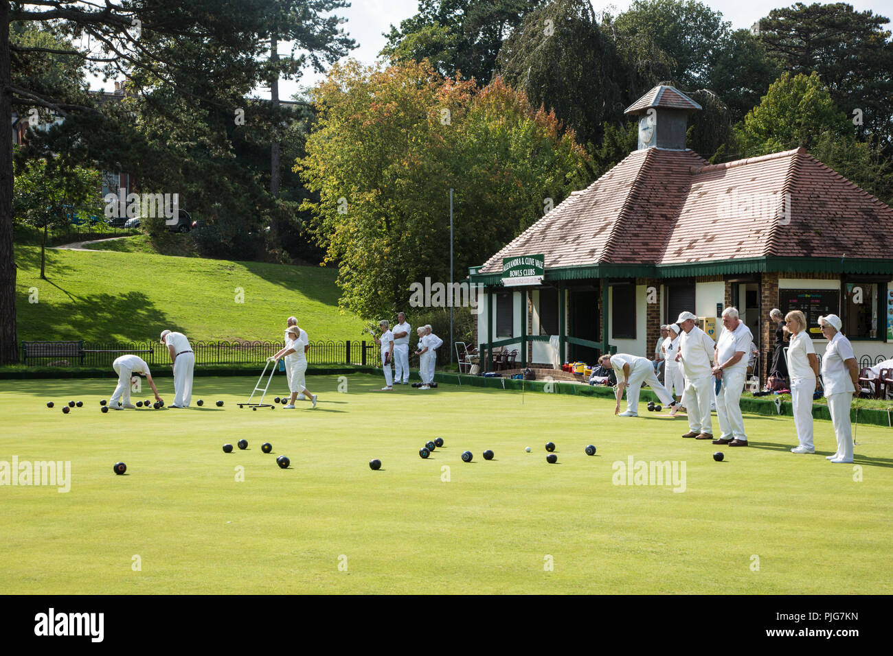 Gli anziani di giocare a bocce Hastings Regno Unito Foto Stock