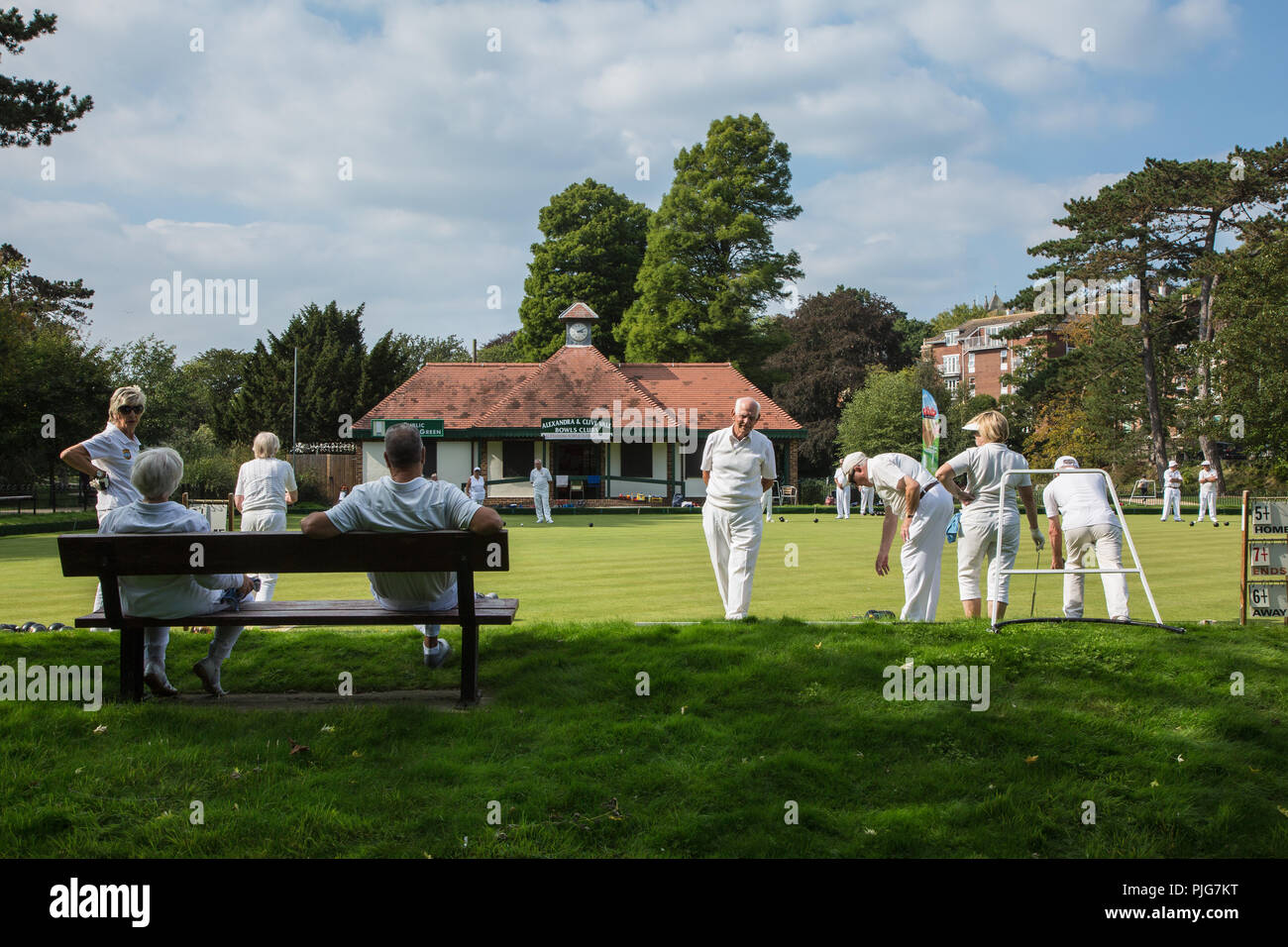 Gli anziani di giocare a bocce Hastings Regno Unito Foto Stock