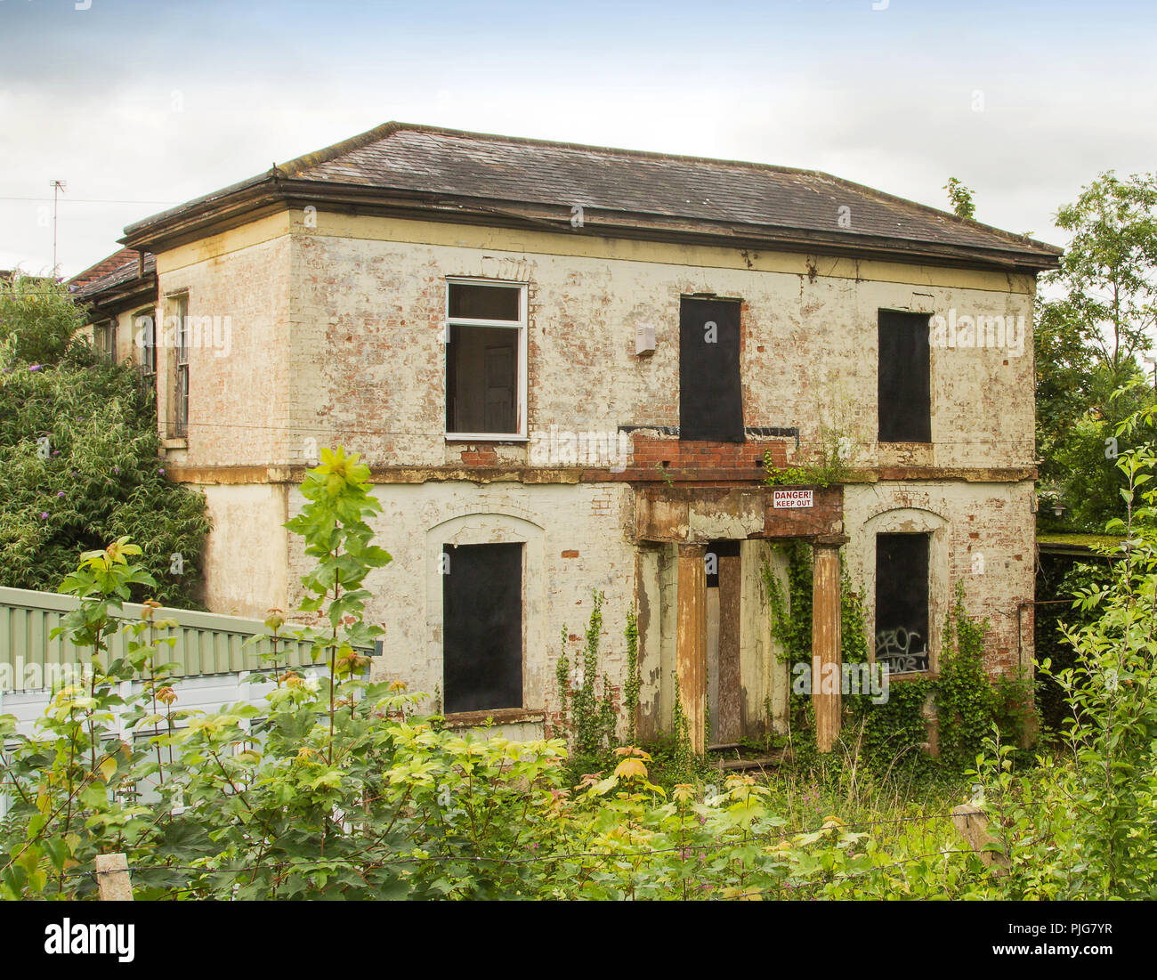 Demolizione di Redditch fabbrica di aghi Abel Morrall Ltd che è stata distrutta da un incendio nel 1980, situato accanto alla stazione ferroviaria nel centro della città. Foto Stock