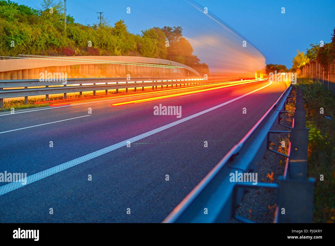 Autostrada al crepuscolo con percorsi di luce. Alta Strada di traffico con automobile sentieri di luce Foto Stock