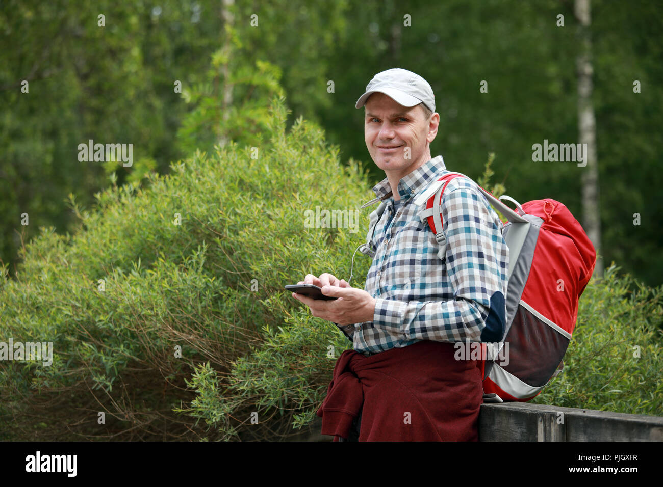 Turistico con zaino e tavoletta digitale all'aperto Foto Stock