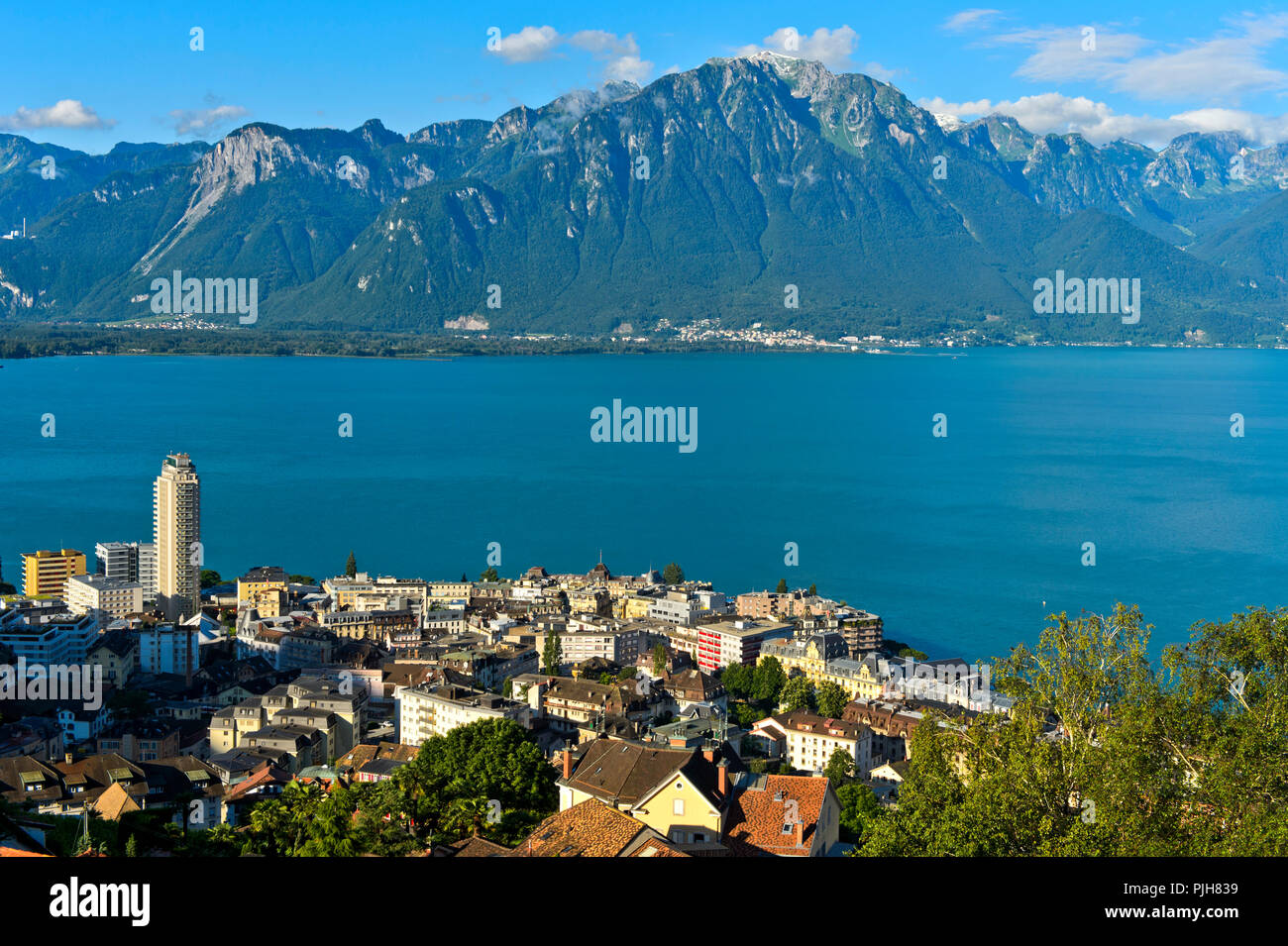 Vista su Montreux sul Lago di Ginevra e sulla sinistra la residenziale alto edificio torre d'Avorio, dietro il Vertice Grammont Foto Stock