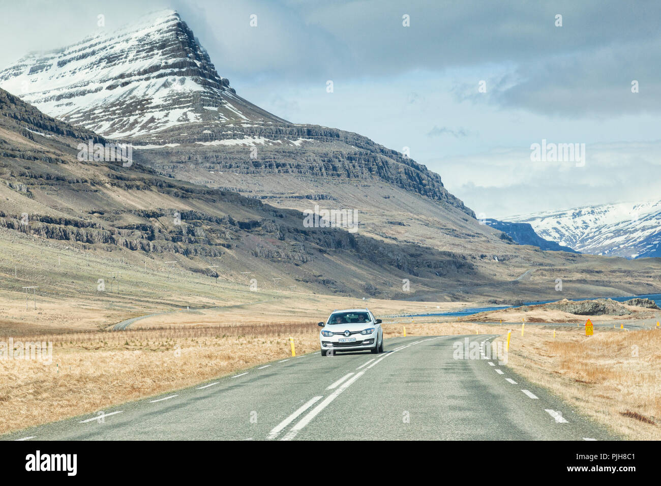 28 Aprile 2018: Sud Islanda - attraverso il parabrezza colpo di Islanda Ring Road nel sud dell'Islanda, guidando attraverso innevato paesaggio di montagna... Foto Stock
