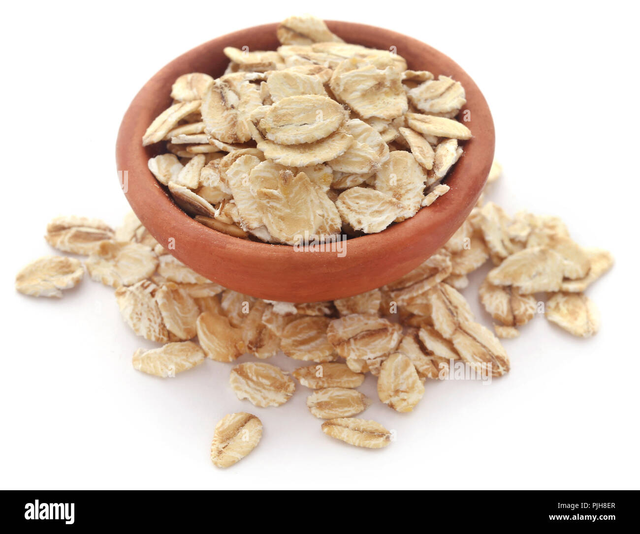 Avene intere in un recipiente su sfondo bianco Foto Stock