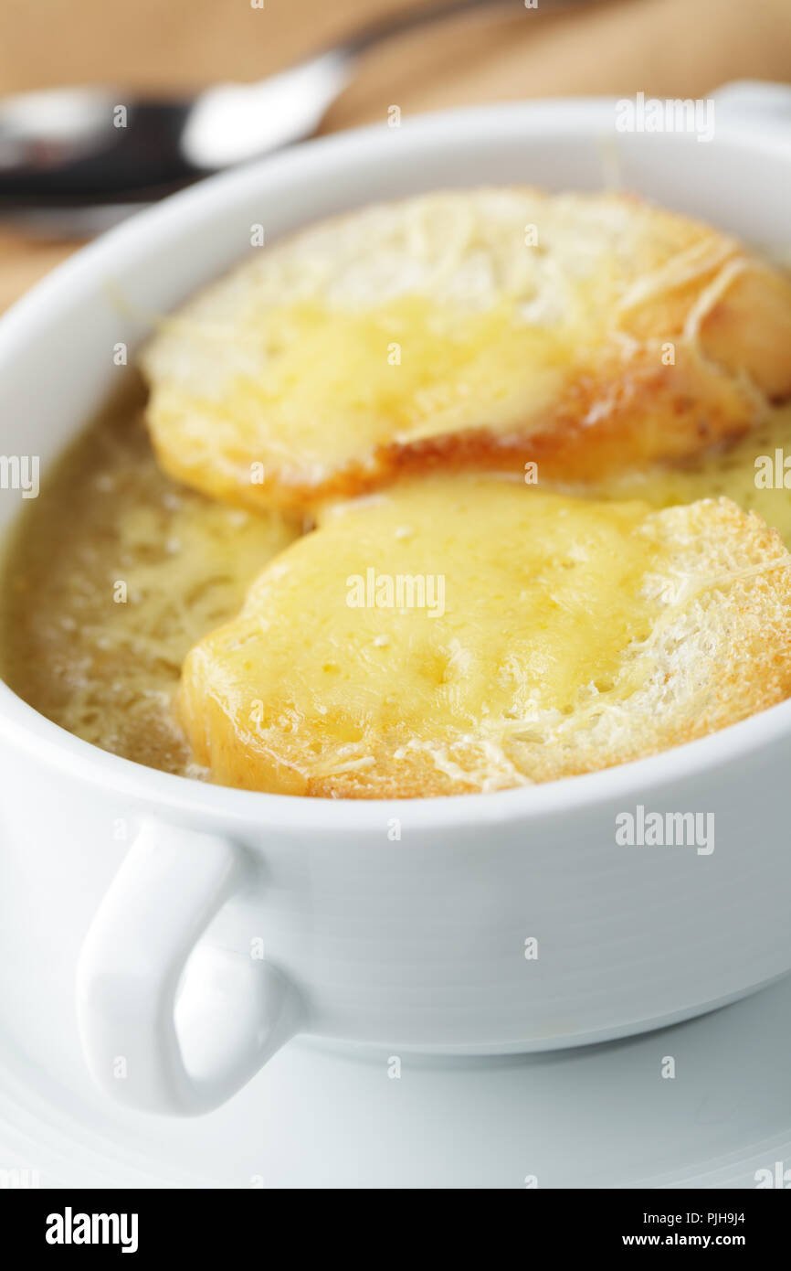 Zuppa di cipolle con crostini e formaggio Foto Stock