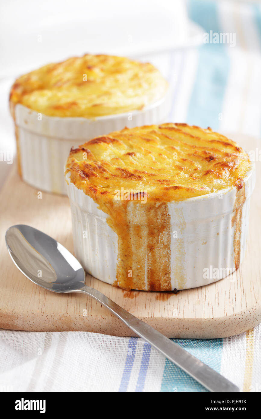 Cottage Pie nel piccolo porcellanato fornai Foto Stock