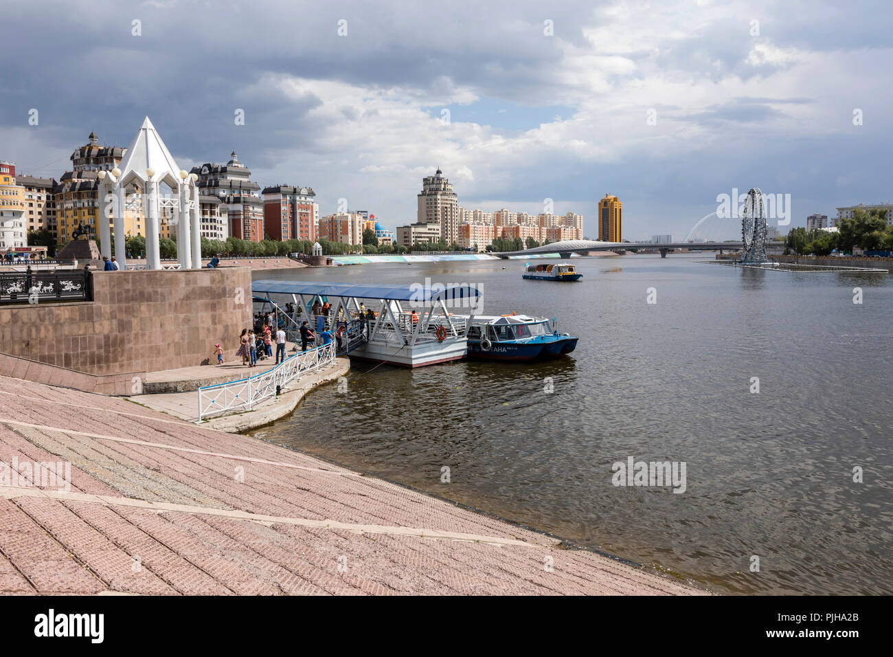 Ad Astana, Kazakistan, 4 Agosto 2018: punto di approdo per le imbarcazioni per escursioni sul fiume Yesil nel centro di Astana Foto Stock