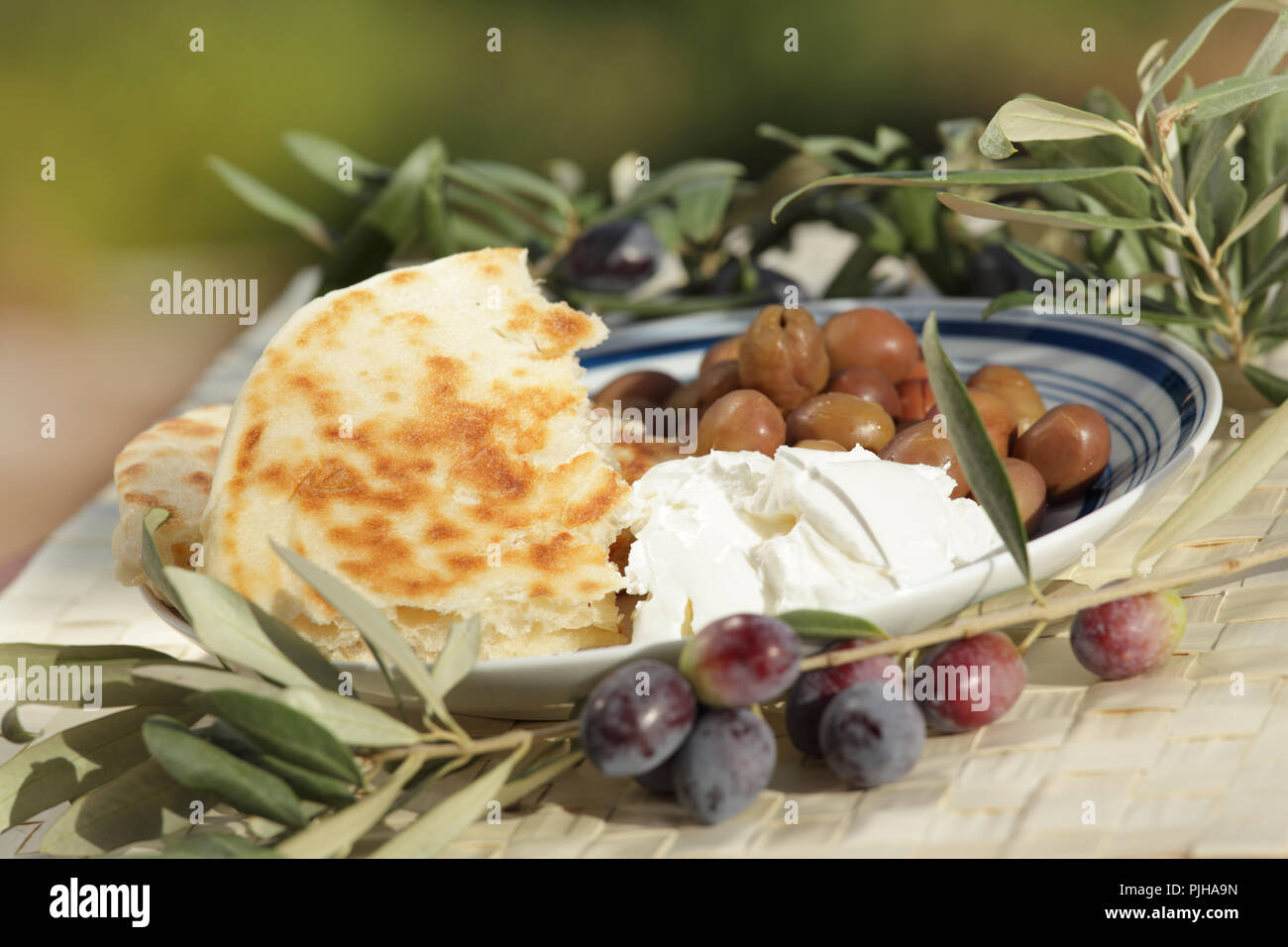 Rustico mediterraneo prima colazione con pane e formaggio e olive Foto Stock