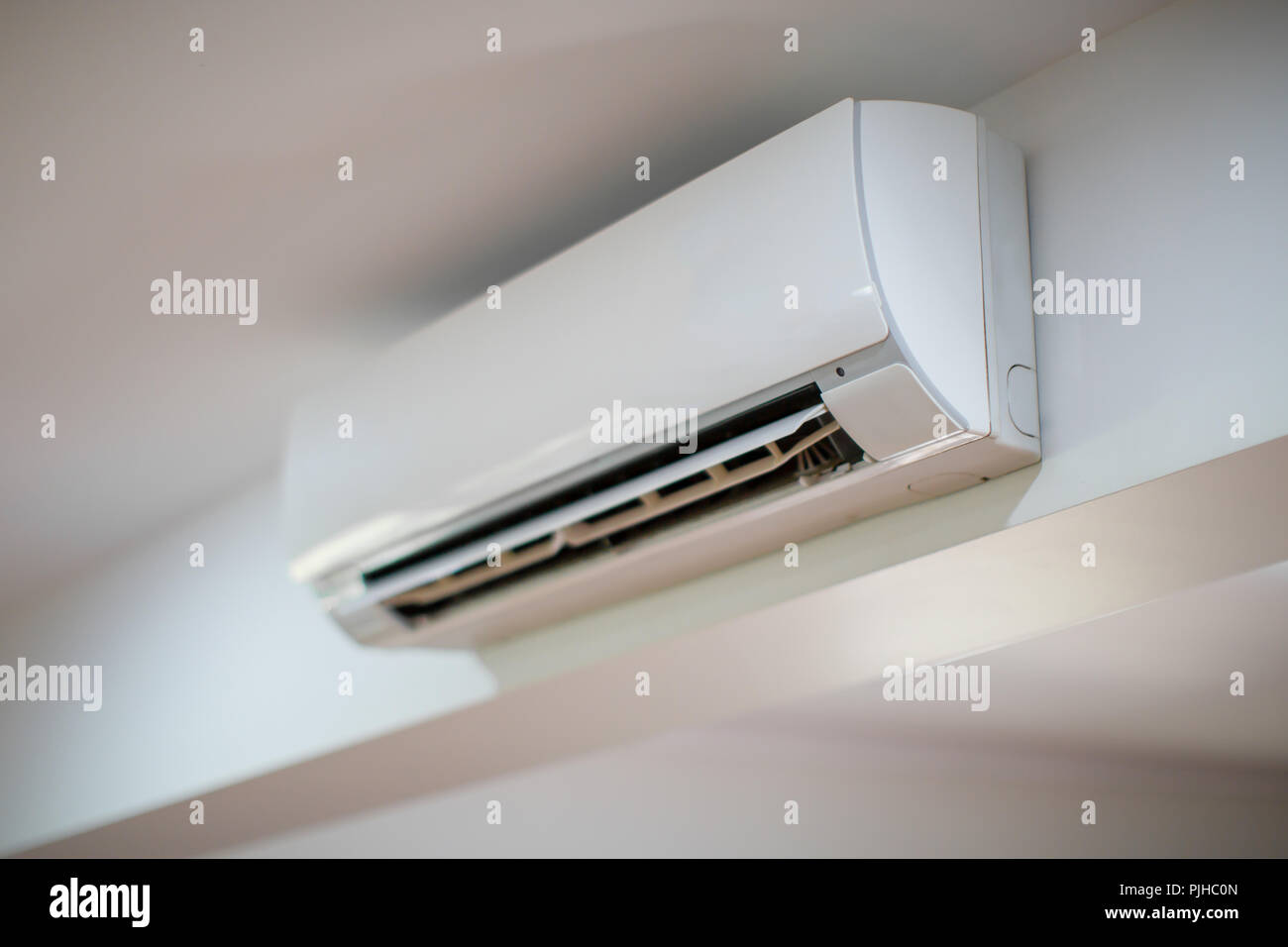 Close up di un condizionatore di aria su un muro bianco Foto Stock