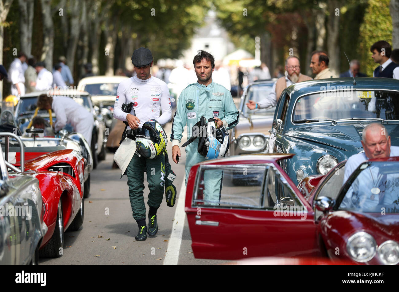 Driver rendono il loro modo per le proprie vetture al giorno uno di Goodwood al Goodwood circuito motore a Chichester. Foto Stock