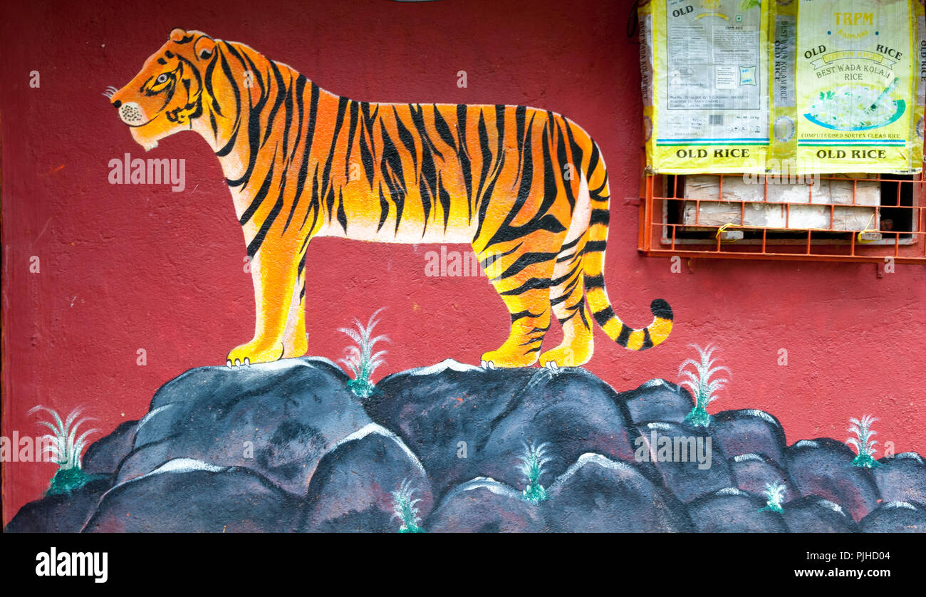 MUMBAI, India - 9 Agosto 2018: Tiger dipinta sulla parete di un tempio Warli. Warli sono indigeni tribali. In Mumbai presso SGNP vivono a fianco Foto Stock