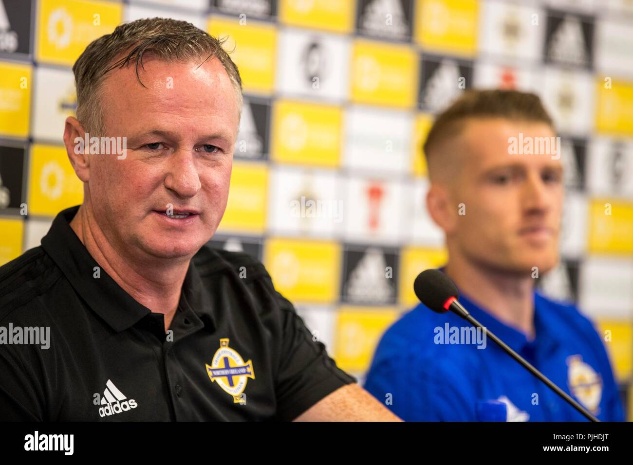 Northern Manager Michael O'Neill (sinistra) e il capitano Steven Davis durante una conferenza stampa dopo una sessione di formazione a Windsor Park di Belfast. Foto Stock