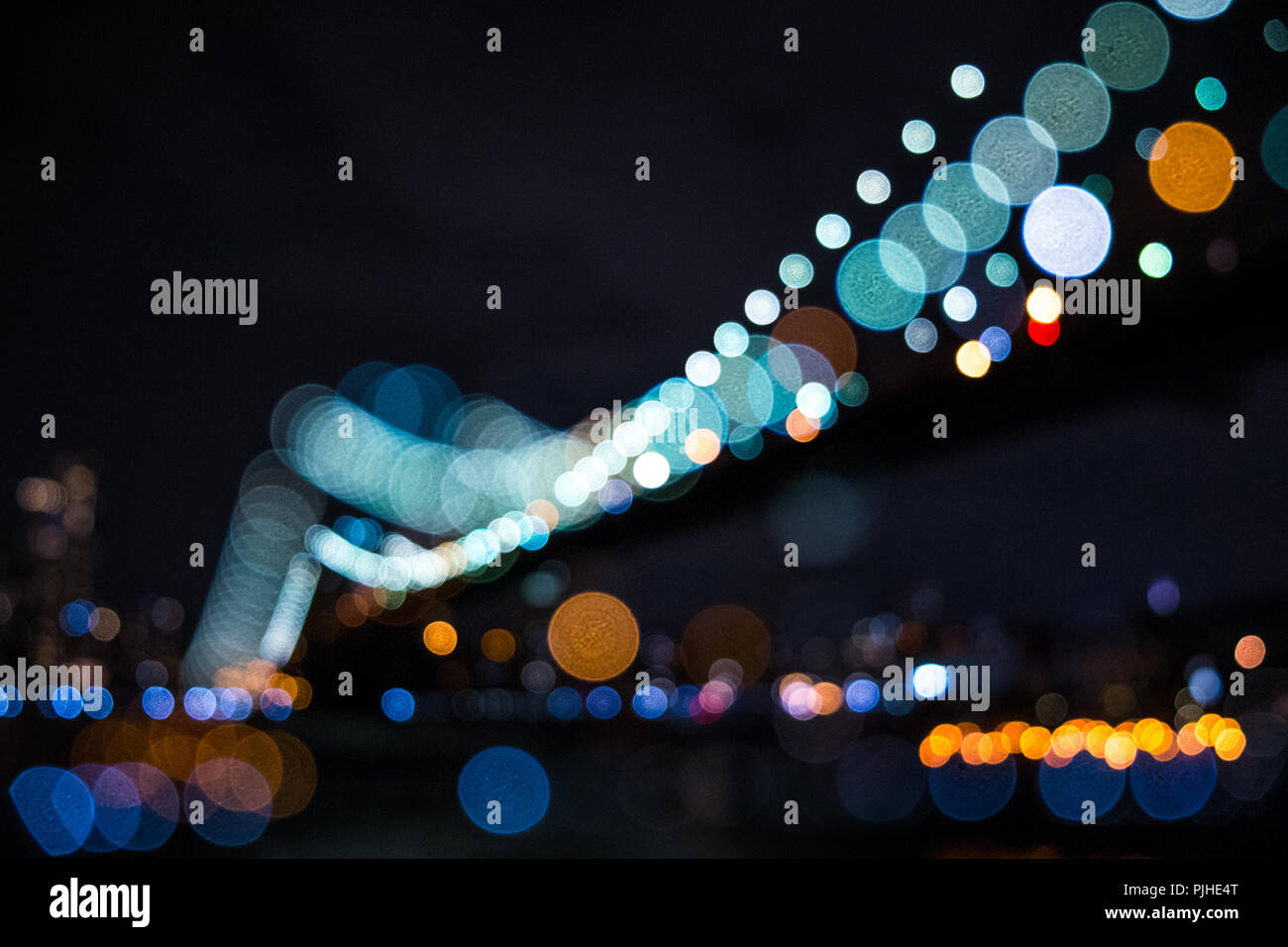 Doppia esposizione di luci lungo il ponte di Brooklyn, New York, Stati Uniti d'America Foto Stock