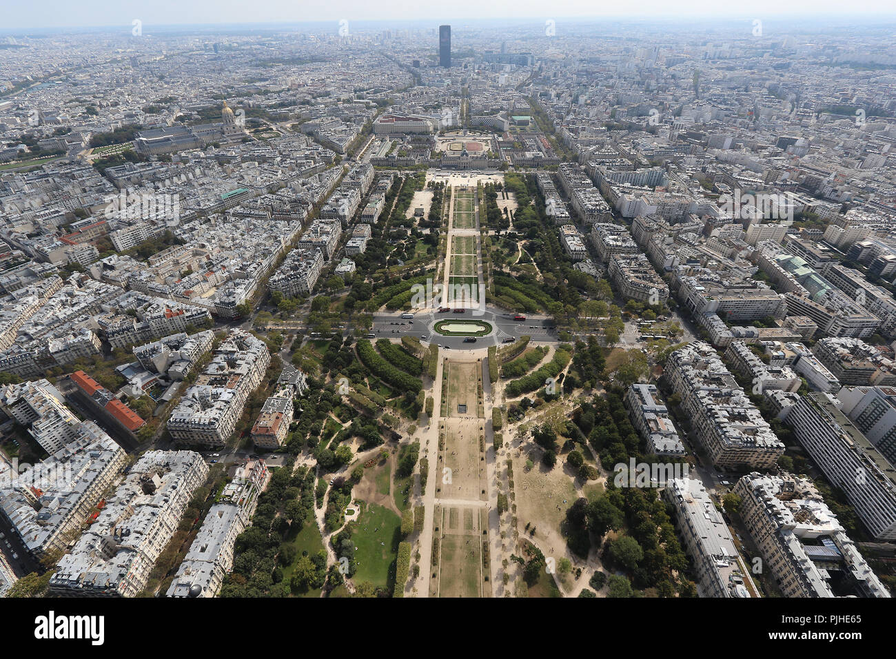 Les Invalides, parco Champ de Mars, vista dalla Torre Eiffel, Parigi in autunno, Parigi, Francia, 03 settembre 2018, Foto di Richard Goldschmidt Foto Stock