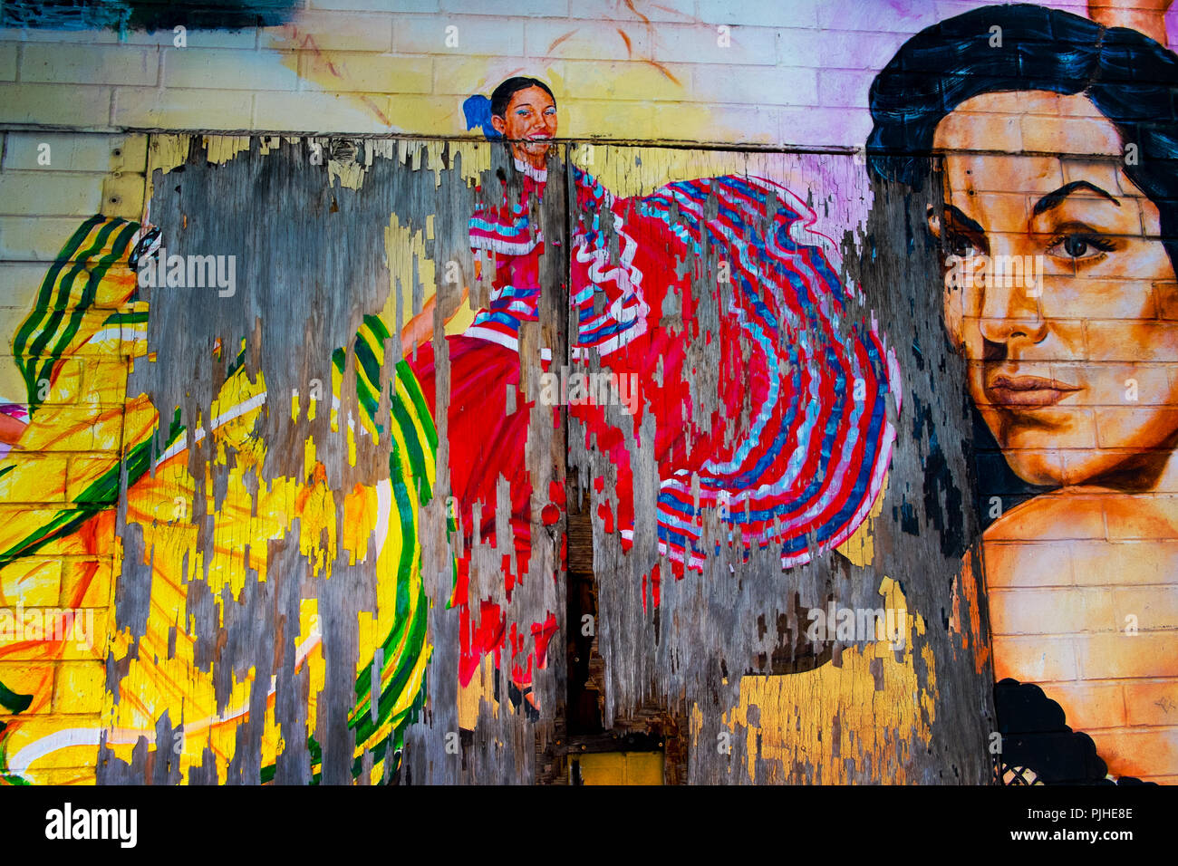 Allo sbiadimento murale di una ballerina messicana su una parete in Chicago quartiere Pilsen, vicino al museo di arte messicana Foto Stock