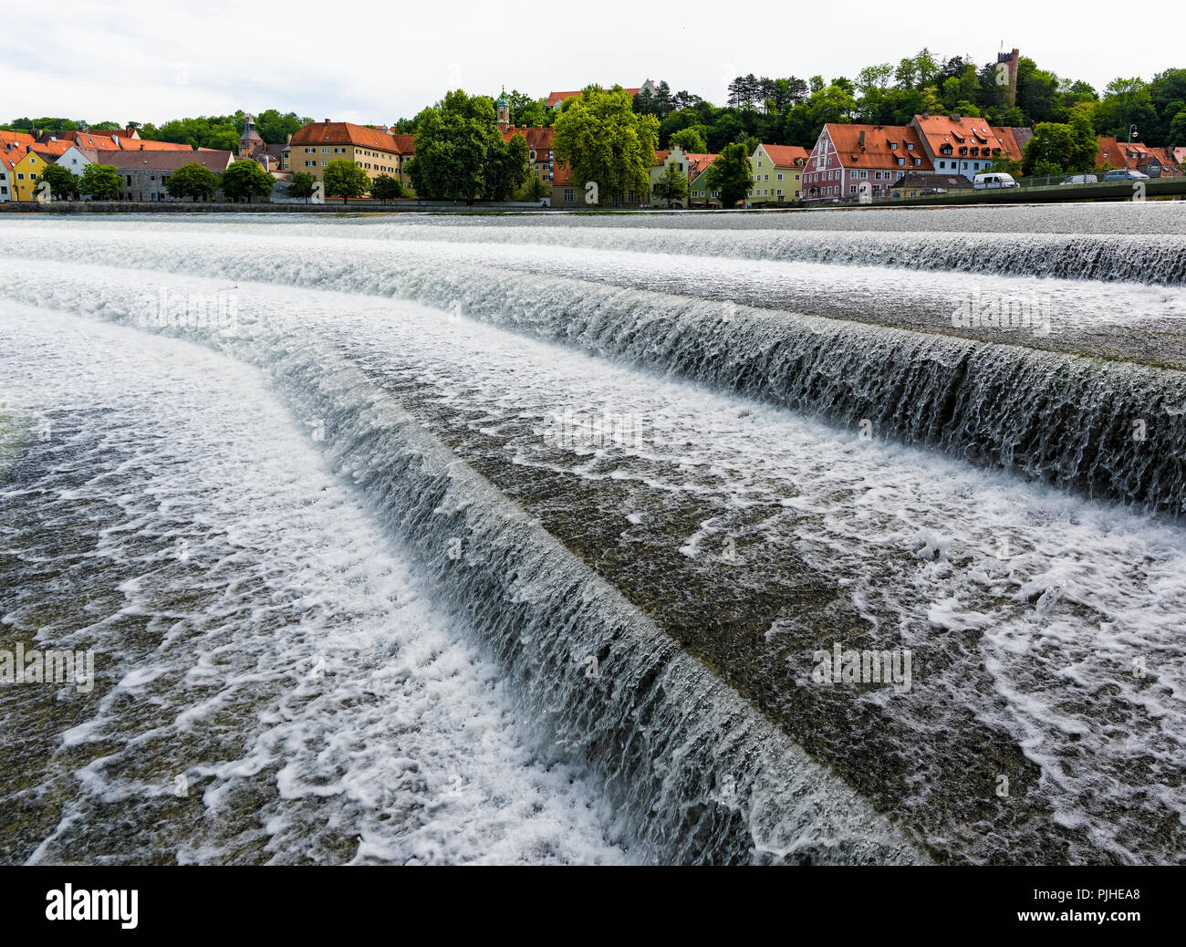 Vista del fiume Lech nella storica città di Landsberg am Lech in Baviera, Germania Foto Stock