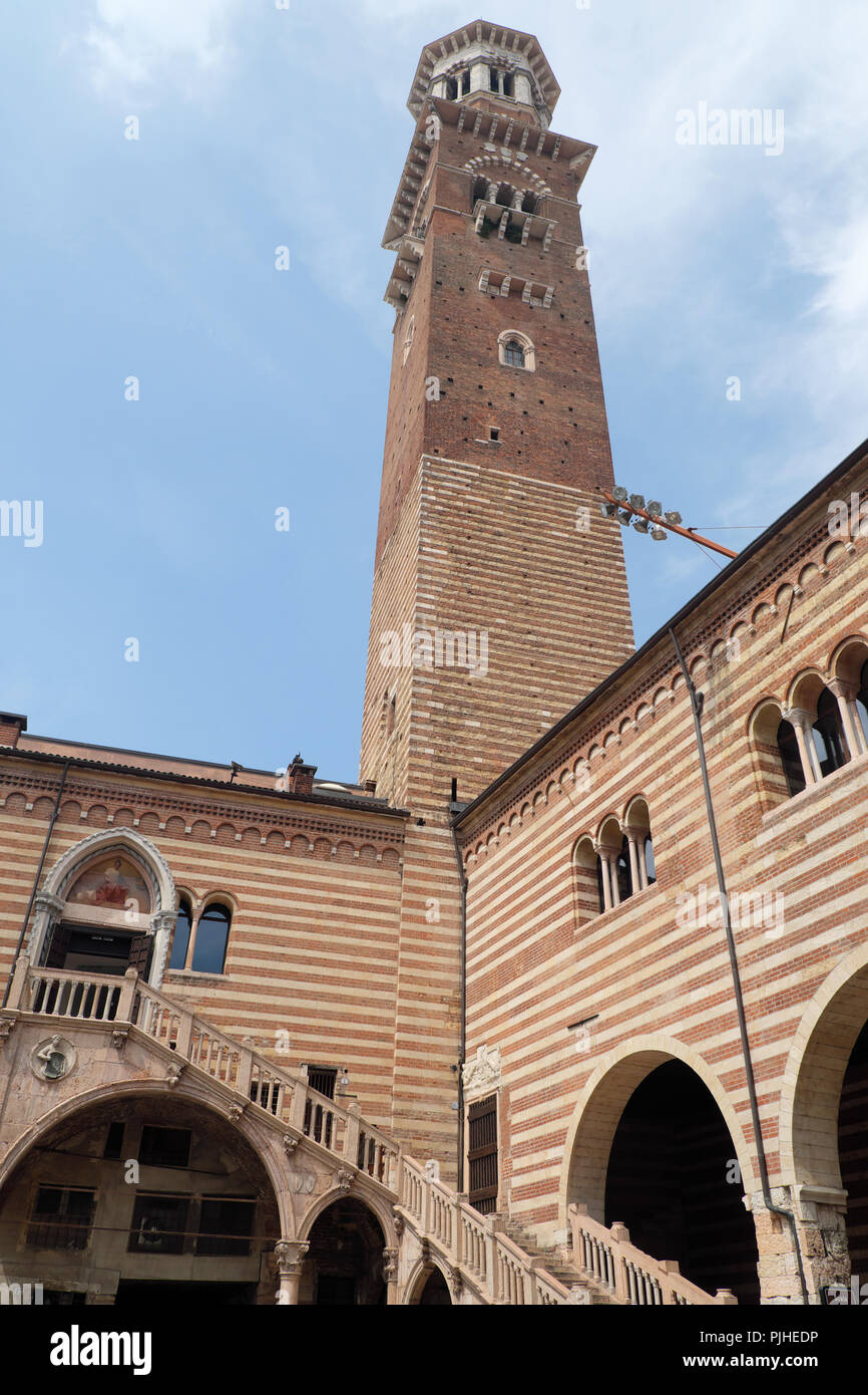 Torre dei Lamberti e il palazzo della Ragione di Verona Italia Foto Stock