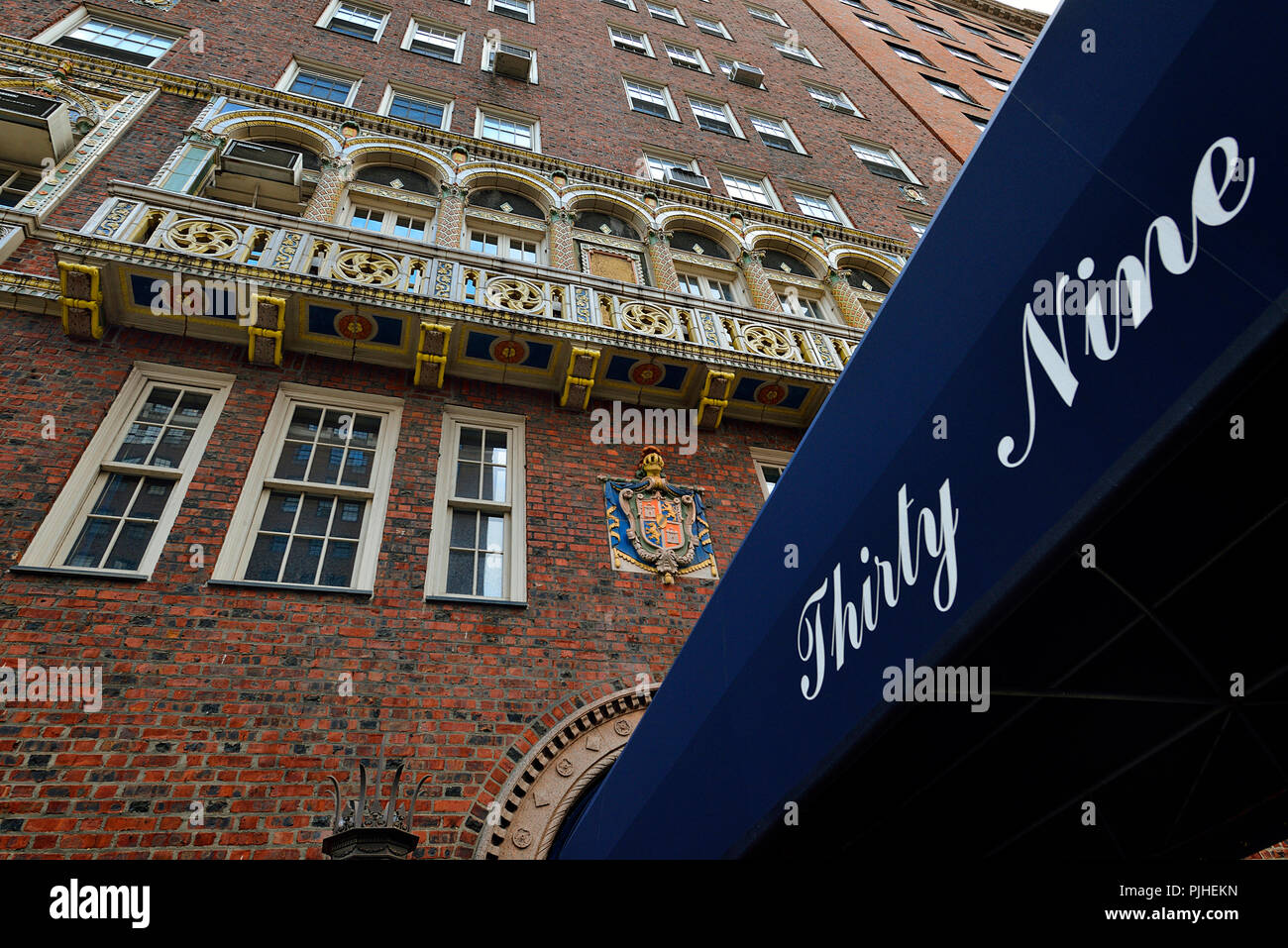 Stati Uniti d'America, New York, solo per tuffarsi contro un edificio sulla Quinta Avenue. Il balcone di pietra e blue tarp Foto Stock