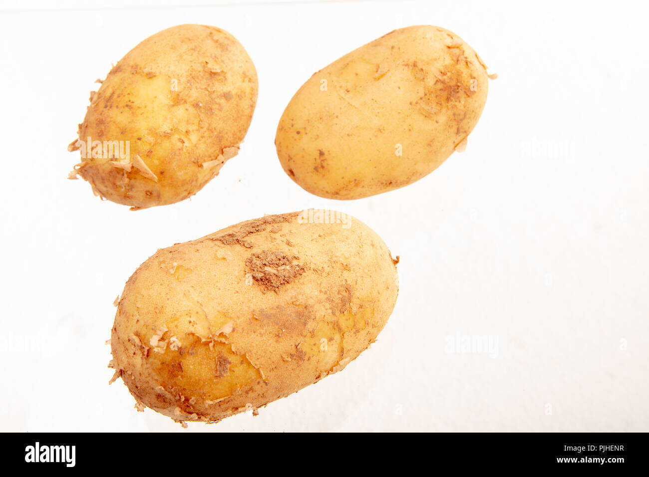 Freschi patate organico isolato su uno sfondo bianco. Close up full frame foto Foto Stock
