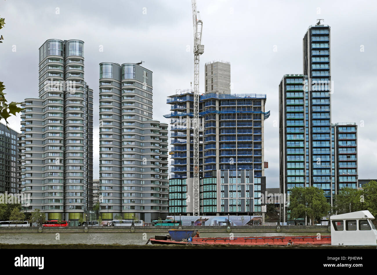 Riga del Tamigi riverside appartamento di lusso edifici Corniche, Dumont e Merano appartamenti residenziali e Albert Embankment in London SE1 UK KATHY DEWITT Foto Stock