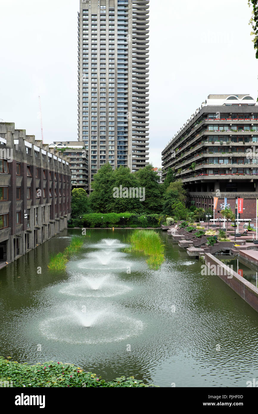 Vista esterna del Barbican Centre e Barbican appartamento residenziale edifici in estate la città di Londra UK KATHY DEWITT Foto Stock