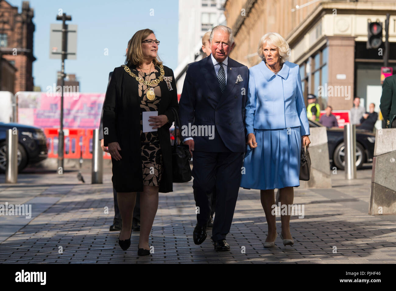Il Principe di Galles e la duchessa di Cornovaglia, noto come il Duca e la Duchessa di Rothesay mentre in Scozia a piedi su Sauchiehall Street con Lord Provost Bolander Eva, durante la loro visita al Willow tea rooms Glasgow. Foto Stock