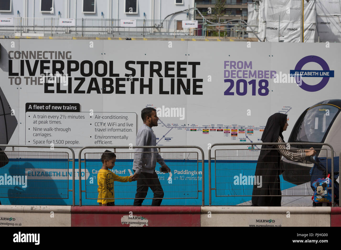 I londinesi e pendolari a piedi passato dei cartelloni promuovere Crossrail è di nuovo la regina Elisabetta linea ferroviaria, la capitale della più recente il 3 settembre 2018, su Moorgate a Londra, Inghilterra. Crossrail di Elizabeth linea è un 118-chilometro (73-mile) Linea ferroviaria sotto lo sviluppo di Londra e le contee di casa del Berkshire, Buckinghamshire e Essex, Inghilterra. Crossrail è il più grande progetto di costruzione in Europa ed è uno dei maggiori investimenti in infrastrutture mai intrapreso nel Regno Unito - un£15bn progetto di trasporto che è stato aperto nel dicembre 2018 ma ora ritardato per l'autunno 2019. Foto Stock