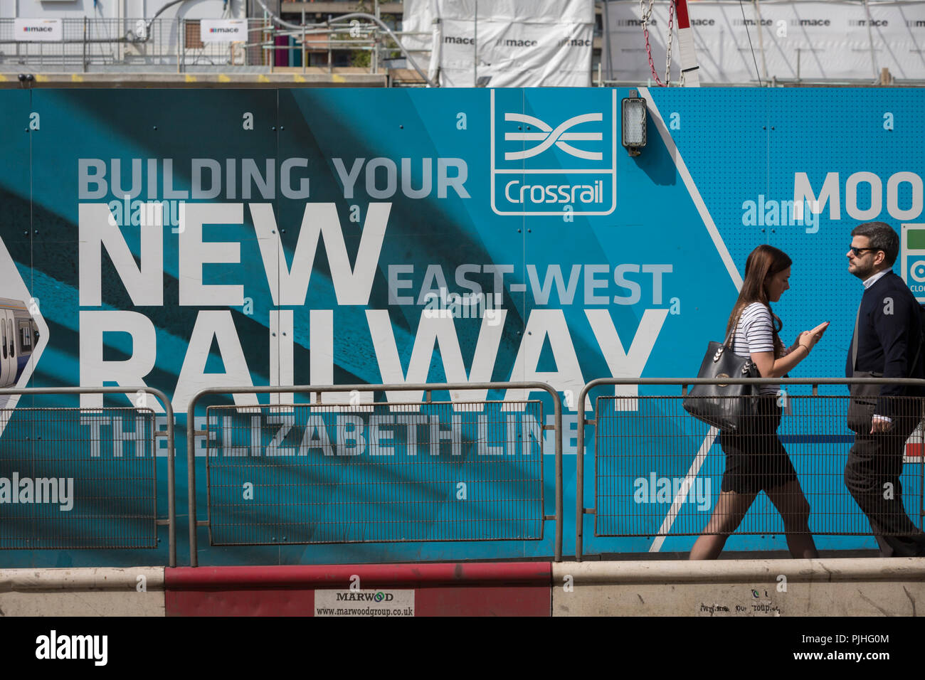 I londinesi e pendolari a piedi passato dei cartelloni promuovere Crossrail è di nuovo la regina Elisabetta linea ferroviaria, la capitale della più recente il 3 settembre 2018, su Moorgate a Londra, Inghilterra. Crossrail di Elizabeth linea è un 118-chilometro (73-mile) Linea ferroviaria sotto lo sviluppo di Londra e le contee di casa del Berkshire, Buckinghamshire e Essex, Inghilterra. Crossrail è il più grande progetto di costruzione in Europa ed è uno dei maggiori investimenti in infrastrutture mai intrapreso nel Regno Unito - un£15bn progetto di trasporto che è stato aperto nel dicembre 2018 ma ora ritardato per l'autunno 2019. Foto Stock