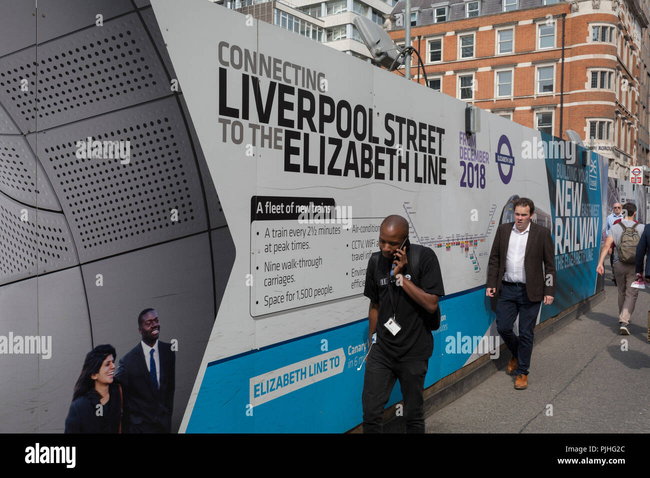 I londinesi e pendolari a piedi passato dei cartelloni promuovere Crossrail è di nuovo la regina Elisabetta linea ferroviaria, la capitale della più recente il 3 settembre 2018, su Moorgate a Londra, Inghilterra. Crossrail di Elizabeth linea è un 118-chilometro (73-mile) Linea ferroviaria sotto lo sviluppo di Londra e le contee di casa del Berkshire, Buckinghamshire e Essex, Inghilterra. Crossrail è il più grande progetto di costruzione in Europa ed è uno dei maggiori investimenti in infrastrutture mai intrapreso nel Regno Unito - un£15bn progetto di trasporto che è stato aperto nel dicembre 2018 ma ora ritardato per l'autunno 2019. Foto Stock