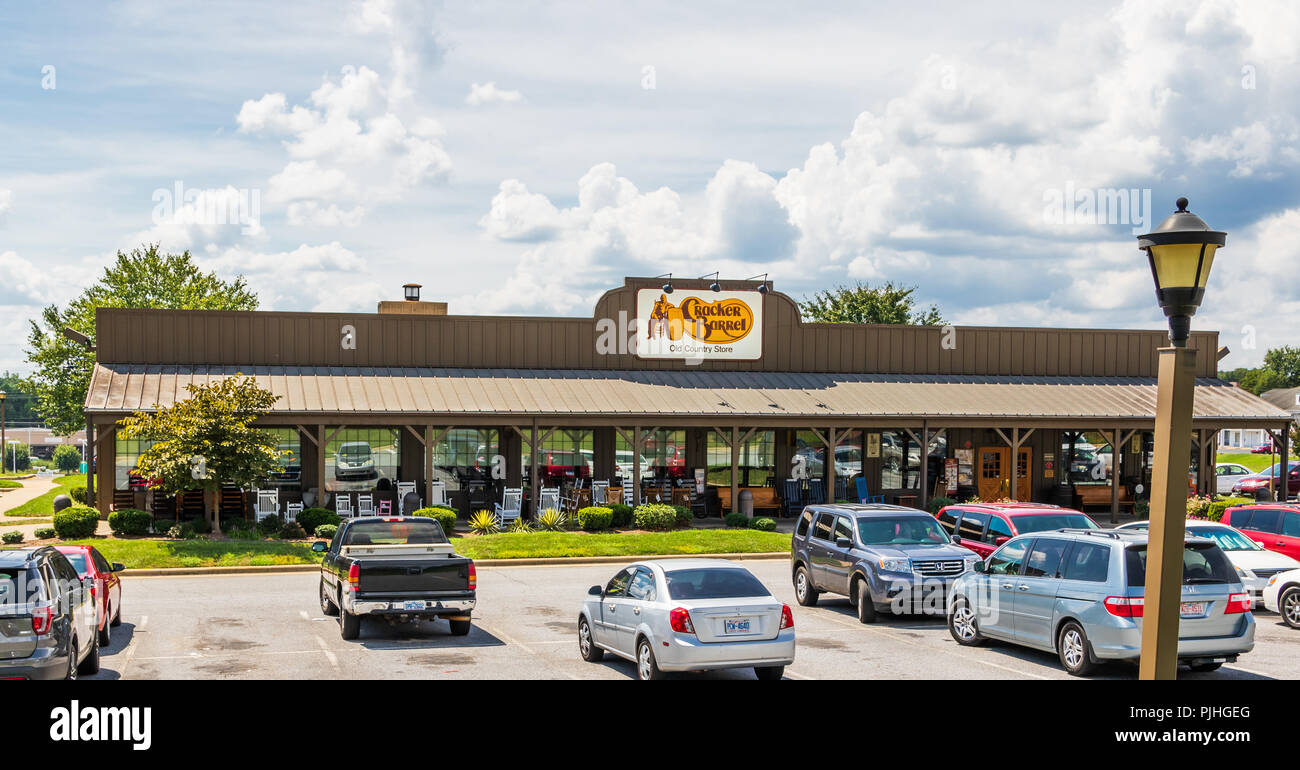 HICKORY, NC, Stati Uniti d'America-9/6/18: un locale Cracker Barrel Ristorante e parcheggio. Il Cracker Barrel Old Country Store, Inc. è una catena americana. Foto Stock