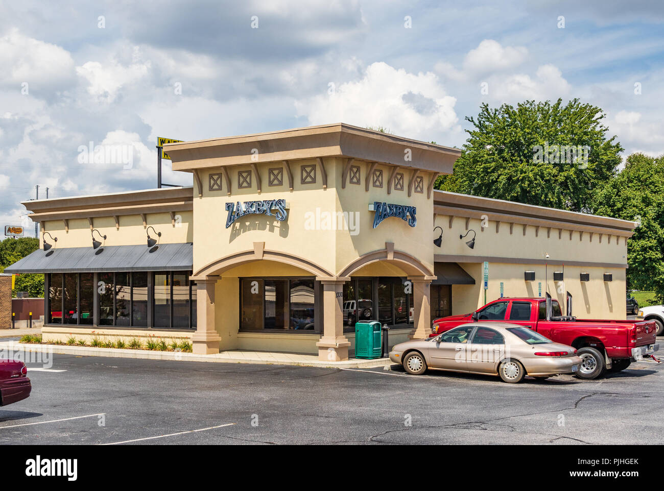 HICKORY, NC, Stati Uniti d'America-9/6/18: Un Zaxby locali del ristorante dell'albergo, un fast food specializzato in dita di pollo, panini e insalate. Foto Stock