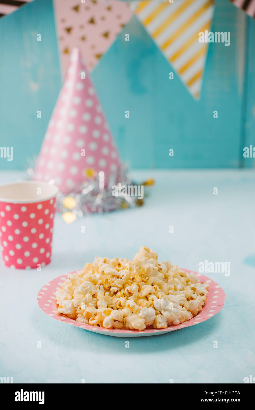 Festa di compleanno di articoli con popcorn sul tavolo Foto Stock