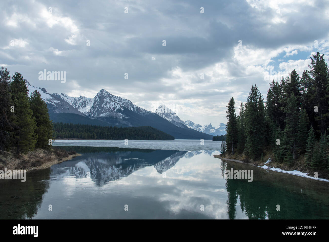 Il Lago Maligne in Canada in primavera Foto Stock