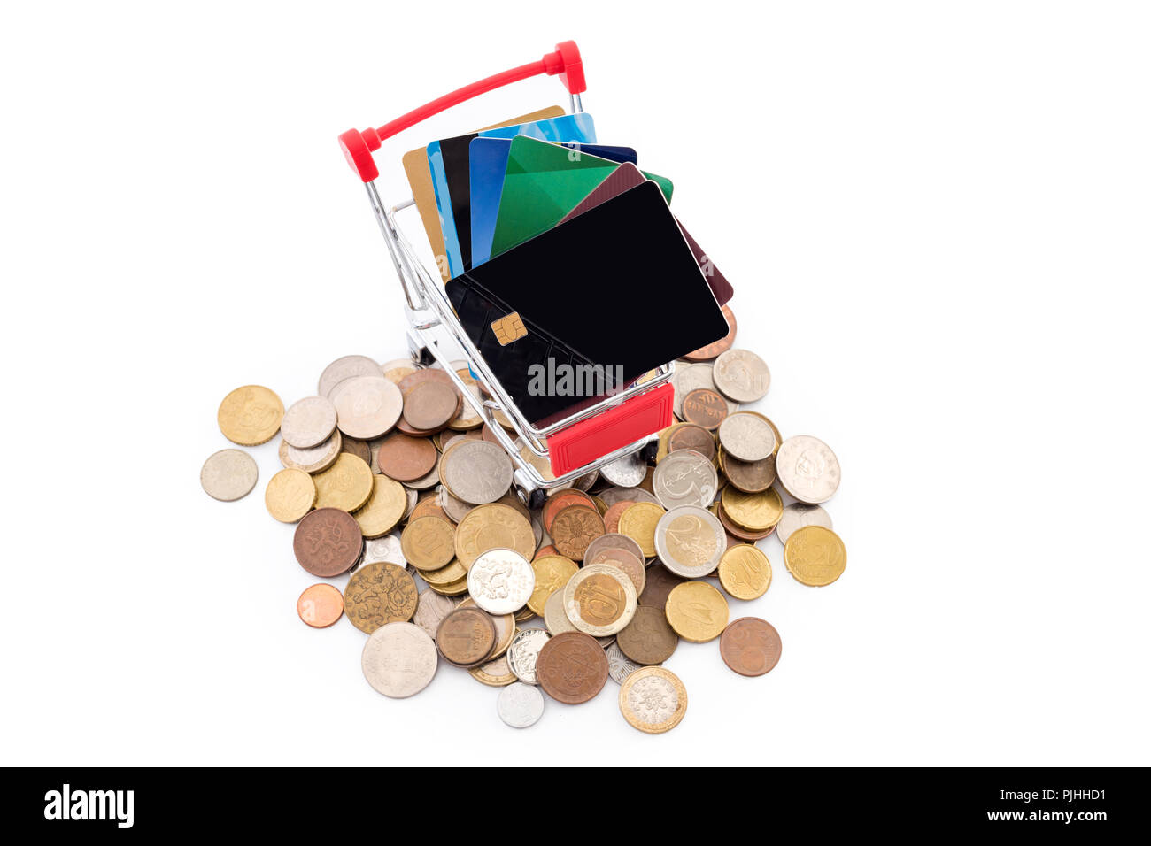 Carrello della spesa con carte di credito è in sella a una pila di monete su sfondo bianco. Le carte di credito sono vincenti e la liquidità di cassa è sconfitto. Vecchio e nuovo pagamento m Foto Stock