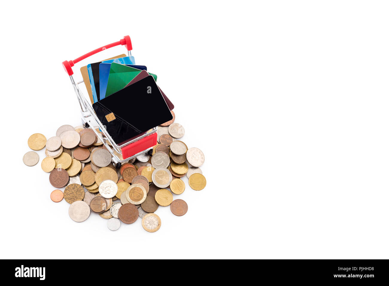 Carrello della spesa con carte di credito è in sella a una pila di monete su sfondo bianco. Le carte di credito sono vincenti e la liquidità di cassa è sconfitto. Vecchio e nuovo pagamento m Foto Stock