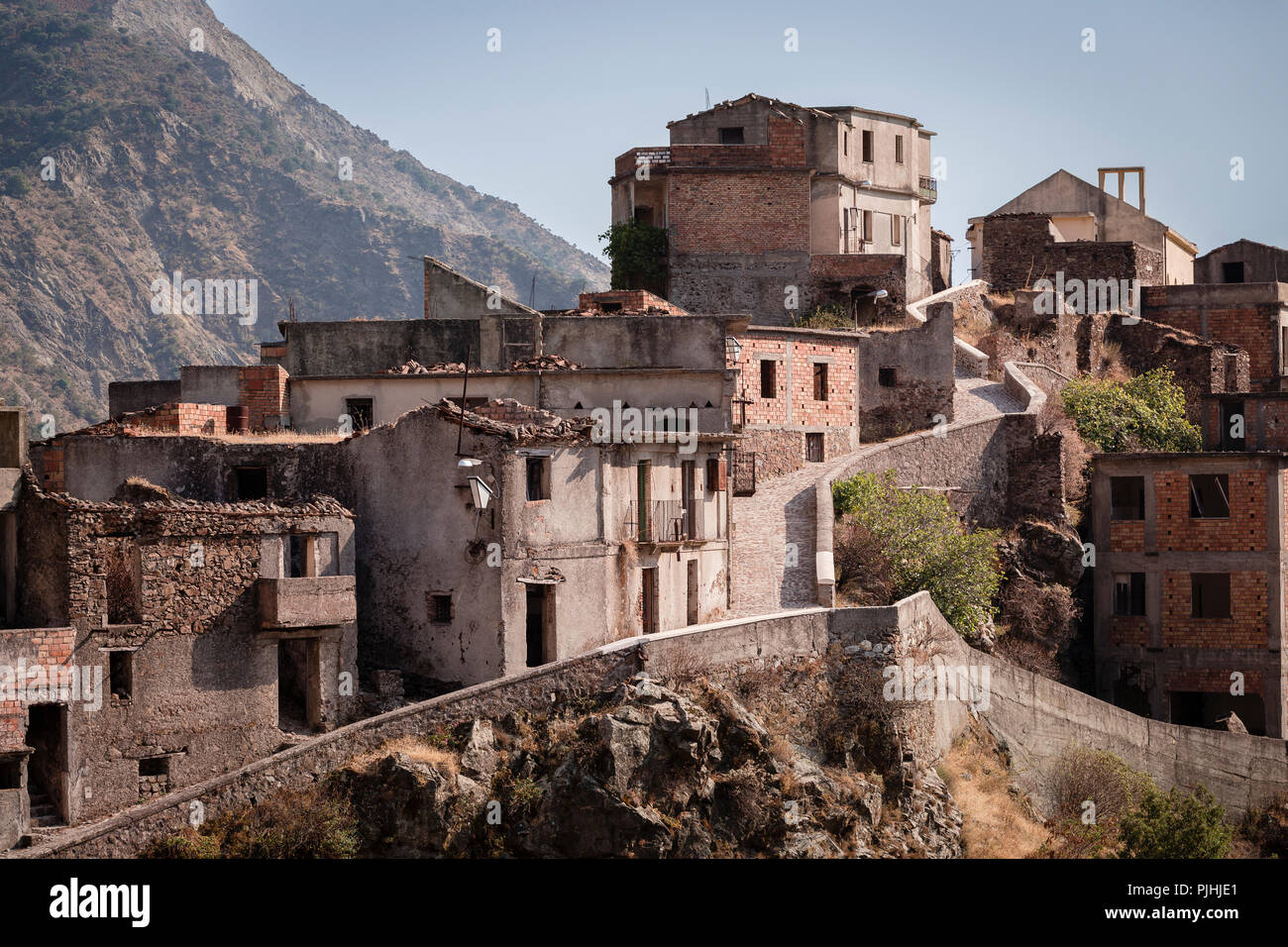 Il villaggio abbandonato di Roghudi Vecchio in Aspromonte, Calabria, Italia. Foto Stock