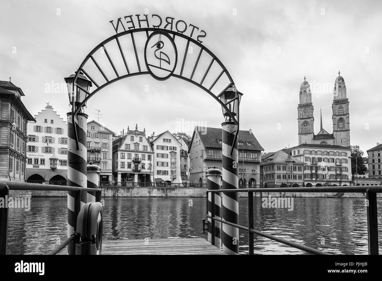 Il molo sul fiume Limmat, Zurigo, Svizzera Foto Stock