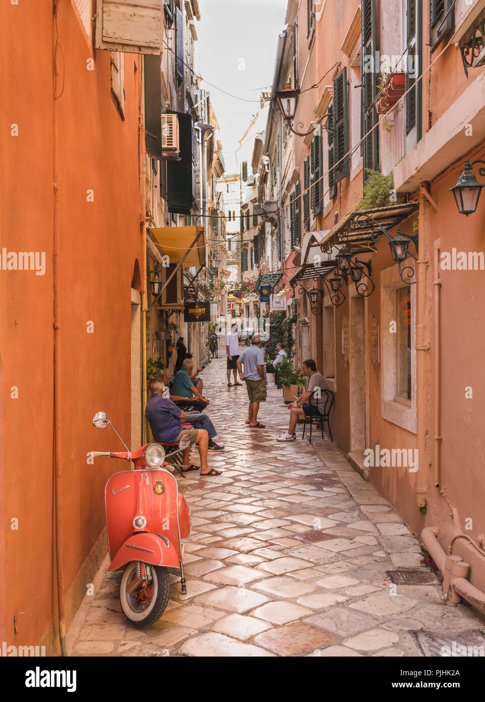 Corfù, Grecia-Giugno 07 2018: locali godendo il loro pomeriggio e avente una chat, in uno dei tanti vicoli di Corfù Città Vecchia. Foto Stock