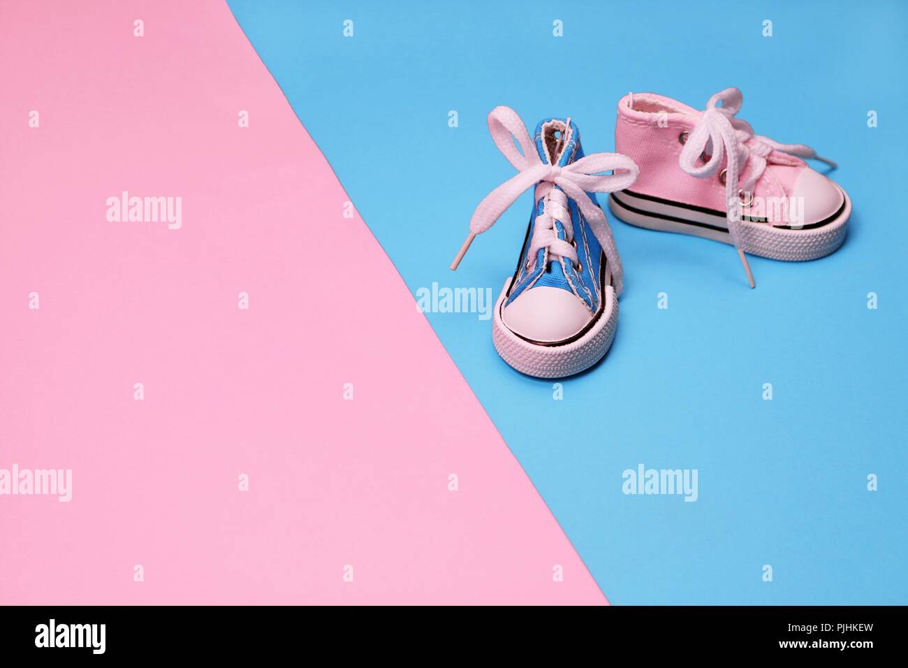 Baby sneakers in rosa e sfondo blu, baby doccia concetto, vista dall'alto Foto Stock