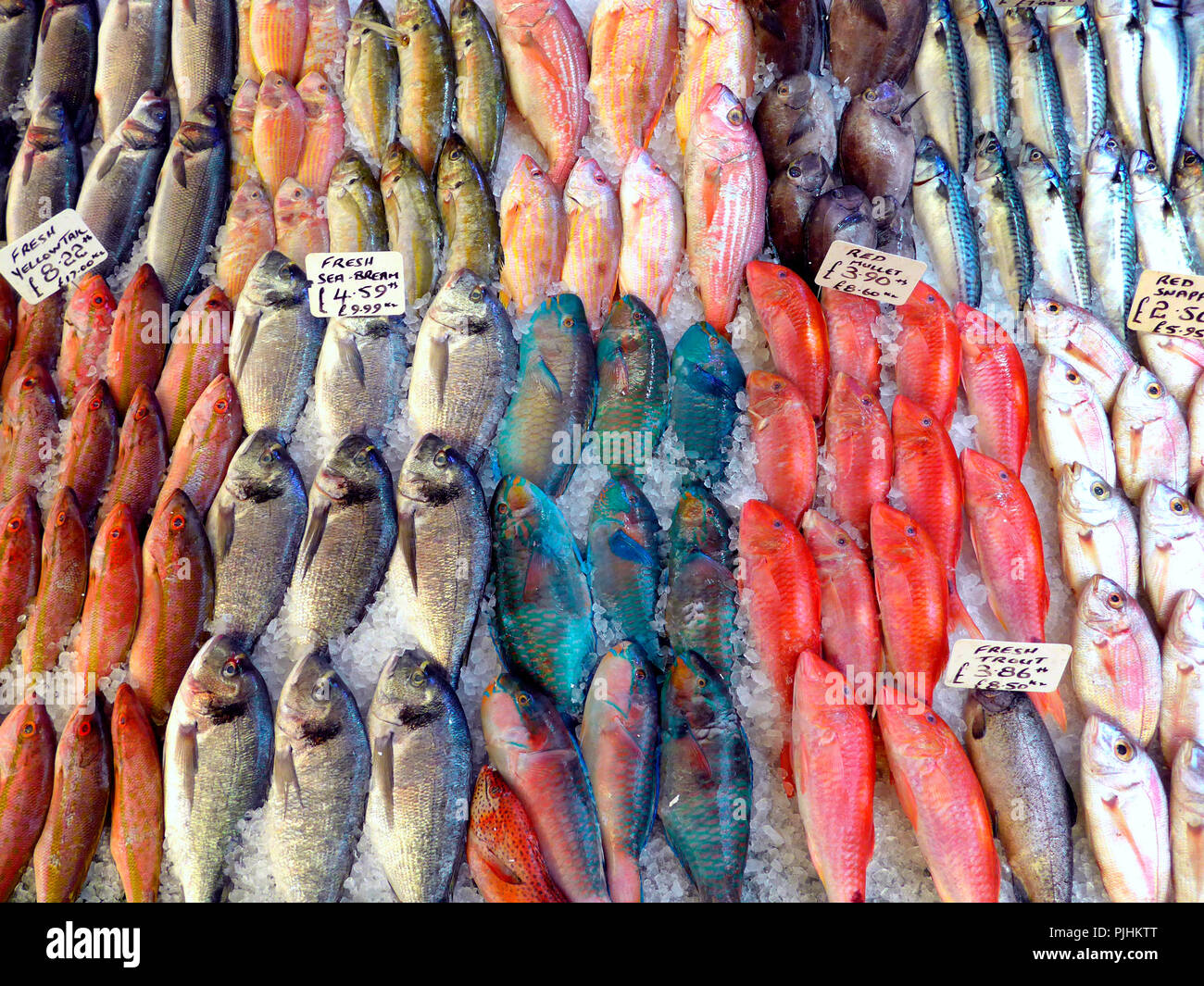 Pressione di stallo di pesce nel mercato di Brixton, Londra Foto Stock