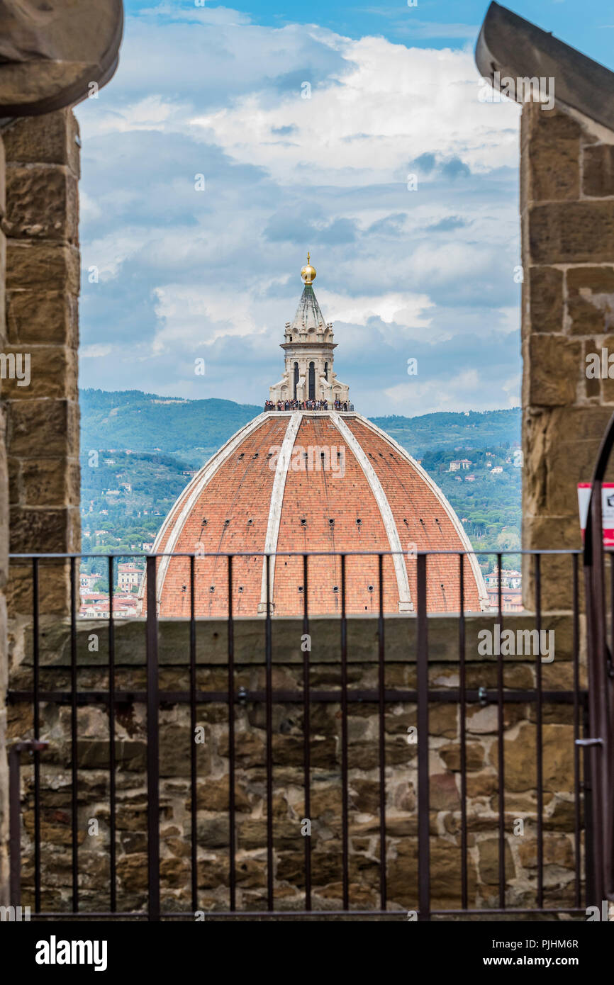 Spettacolari viste sul Duomo dalla parte superiore della torre, una perfetta palce prendere selfies - Palazzo Vecchio, fortificata del XIII secolo sede del palazzo riccamente decorate camere & cortili riccamente ornate e una torre con spettacolari vedute della città e del Duomo - Piazza della Signoria, monumenti di Firenze. Foto Stock