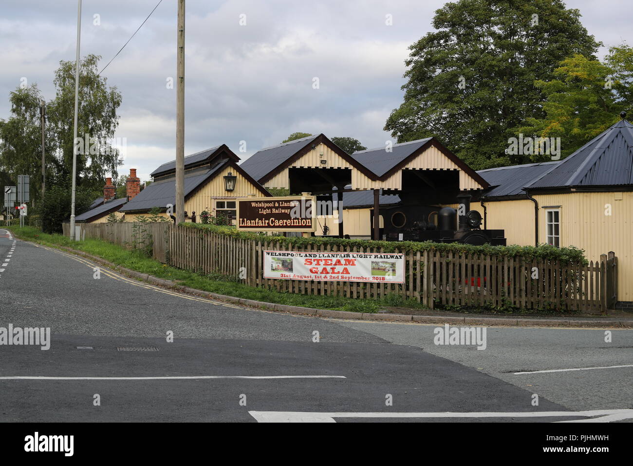 Llanfair e Welshpool Light Railway Station a Llanfair Caereinion guardando dalla A458 verso la stazione di edifici sul 2018 vapore weekend di gala Foto Stock