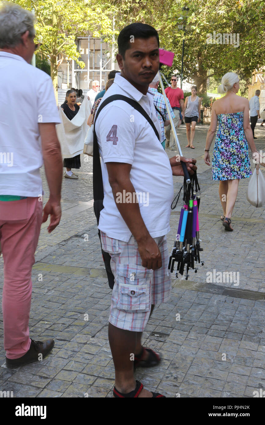 Plaka Atene Grecia uomo vendita bastoni Selfie Foto Stock