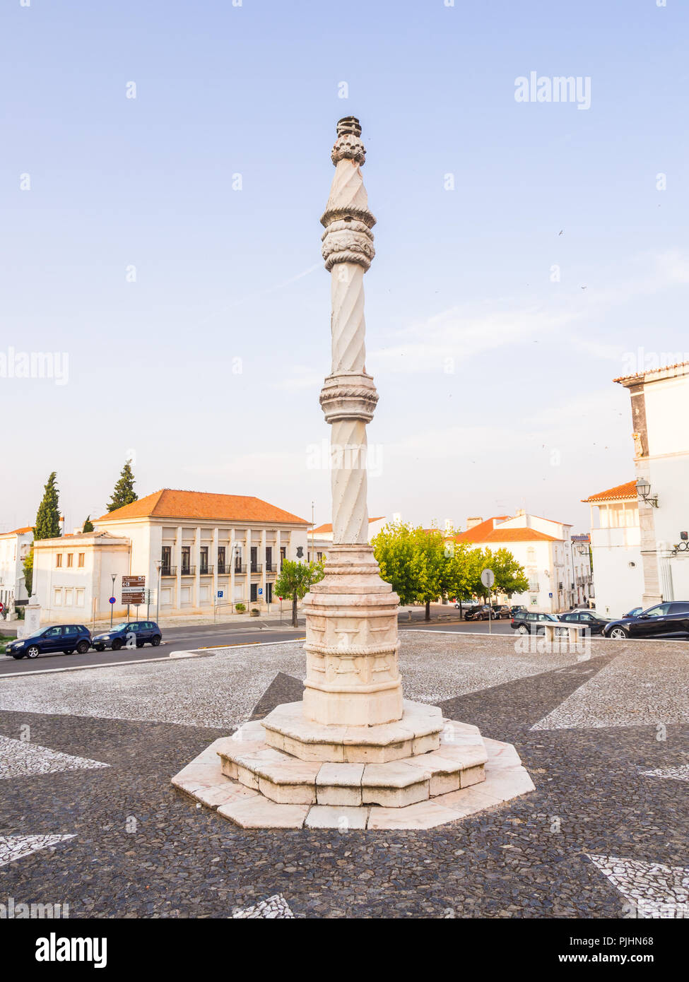 ESTREMOZ, Portogallo - Agosto 23, 2018: la piazza centrale di Estremoz con una gogna in marmo in stile manuelino Foto Stock