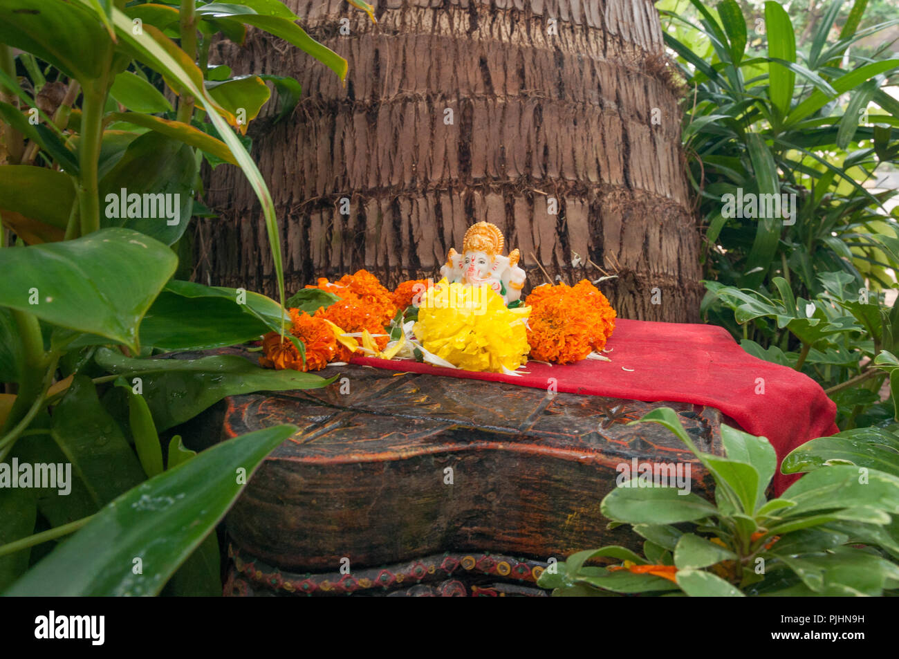 Idolo in miniatura del Signore Ganesha, il dio indù di saggezza. Dieci giorni di festival Ganpati adorare Signore Ganesha inizia il 13 settembre 2018. Foto Stock