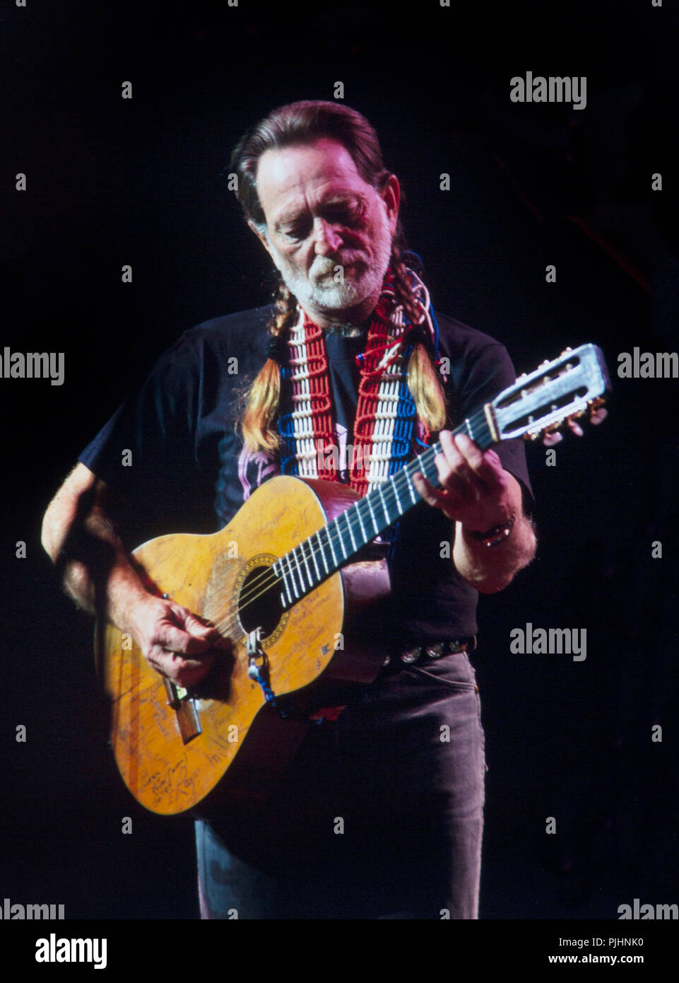 Paese star Willie Nelson esegue a Chicago's Poplar Creek music venue, ca. 1989. Foto Stock