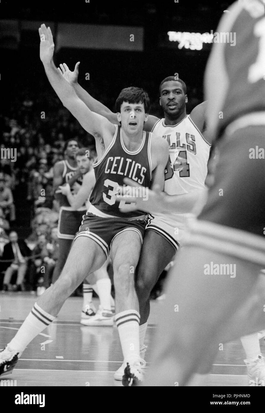 Boston Celtics Kevin McHale gioca contro il Chicago Bulls durante una partita presso il Chicago Stadium nel 1985. Foto Stock