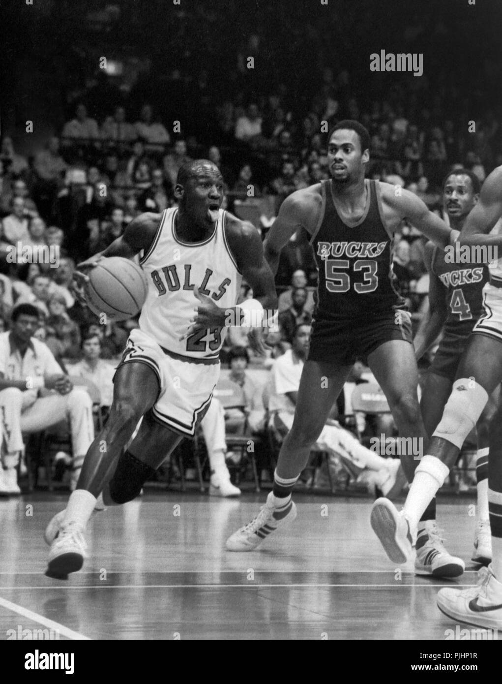Stella NBA Michael Jordan dei Chicago Bulls in azione contro il Milwaukee Bucks nel 1984. Foto Stock