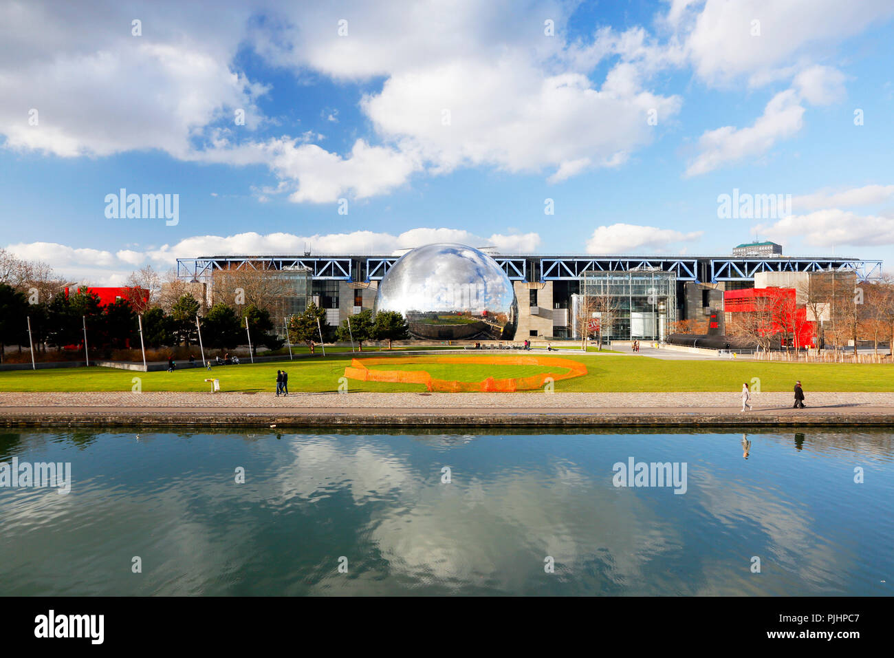 Parigi, XIX quartiere, parco della Villette, Città delle Scienze e  dell'industria, la Geode. Il canale di Ourcq con il colore di primo piano  Foto stock - Alamy